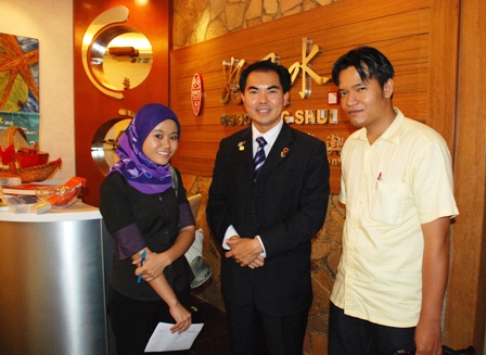 Ms Nawa of RTM TV interviews Kenny Hoo of Good Feng Shui tv1-nawa-gfs-10-12-2009-b