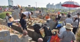 【又到清明时 - 第3篇】 石头或砖块勿压在墓碑上